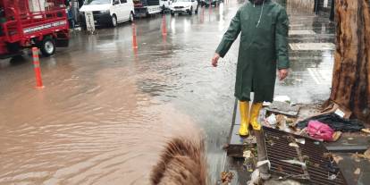 Diyarbakır’da sağanak yağış yolları göle çevirdi