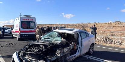 Mardin Midyat’ta Feci Kaza: Otomobil ve Kamyonet Çarpıştı, 2 Kişi Yaralı!