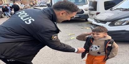 Uludere'de İç Isıtan Anlar: Minik Yürekten Emniyet Amirine Asker Selamı!