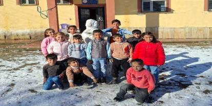 Ağrı’da öğrenciler yılın ilk kardan adamını yaptı