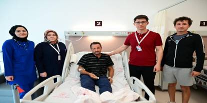 Çekiç kullanırken gözüne metal parça saplandı