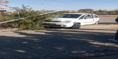 Hastane bahçesine girmek isteyen sürücü refüje çıktı