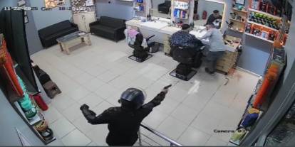 Kasklı Saldırganlar Dehşet Saçtı! Berber Dükkanına Kurşun Yağdı