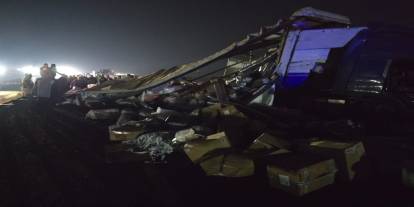 Lastiği Patlayan Tekstil Yüklü Tır Devrildi: Karayolu Trafiğe Kapandı