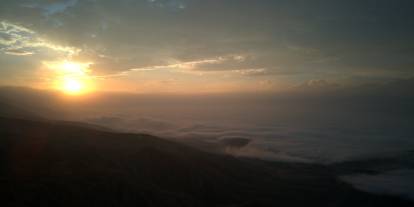 Doğanın muhteşem gösterisi: Sis dağların eteklerine vurdu