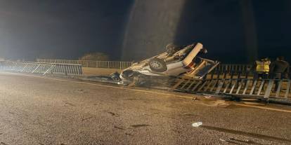 Köprü demirlerine çarpan araç hurdaya döndü: 1 ölü, 3 yaralı