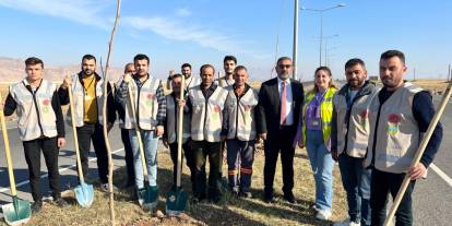 Cizre’de Havalimanı Yolu 450 Fidan ile Yeşilleniyor