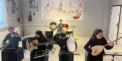 Hayatını kaybeden kocasının anısına kütüphane ve müzik atölyesi kurdu