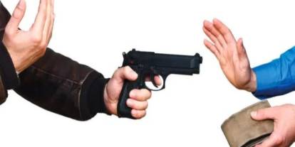 En sonunda bu da oldu! Sevgili çift, bir kişiyi gasp etti