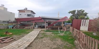 Fırtınanın çatısını uçurduğu evde mahsur kalan 3 kişiyi itfaiye kurtardı