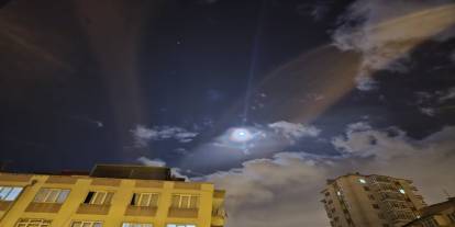 Ay’ın Etrafında Renkli Bir Taç: Gökyüzü Mest Etti