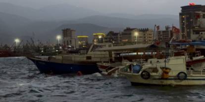 Şiddetli Fırtına Balıkçı Barınağını Vurdu: 5 Tekne ve 1 Yat Alabora Oldu