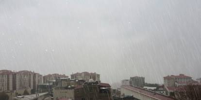 Şırnak’ta Beklenen Yağış Geldi: Kentte Mevsimler Şaştı