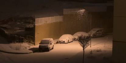 Kış yüzünü gösterdi, komşu ile lapa lapa kar yağdı