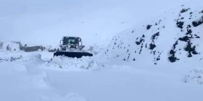 Şırnak'ta kar yolları kapattı, beyaz esaret başladı