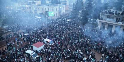 Suriye'de Halk rejimin yıkımını kutladı, meydanlar dolup taştı