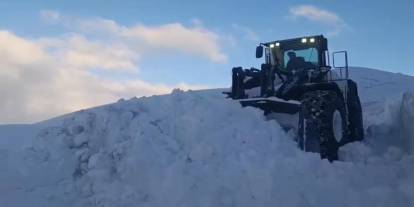 Şırnak’ta Kar Kalınlığı 1 Metreyi Geçti: 3 Bin Rakımlı Yollar Dozerle Açılıyor