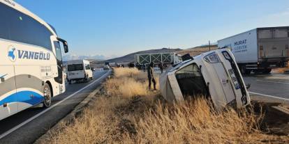 Van'da feci kaza: 6 araç çarpıştı, 3 kişi yaralandı