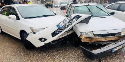 Ceylanpınar'da 2 otomobil çarpıştı