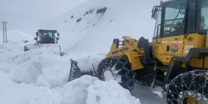 Şırnak’ta Üs Bölgesi Yolunda Yoğun Kar Mesaisi Başlatıldı