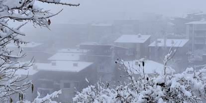 Hakkari'de kar durdu, sis başladı