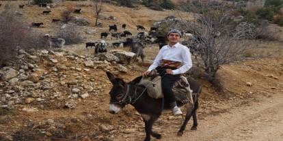 İlham Gelince Hemen Yazıyor: Karamanlı Gencin Manileri İlçe Birincisi Oldu