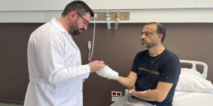 Kopan parmağını buzla koruyarak Türkiye’ye geldi, 14 saat sonra yeniden dikildi