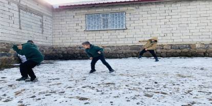 Kar Yağışıyla Çocukların Yüzü Güldü