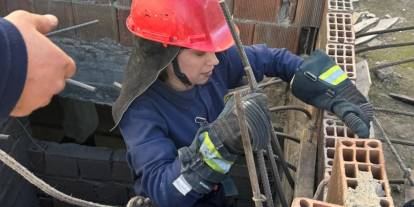 Cizre’de mahsur kalan kedi için itfaiye seferber oldu