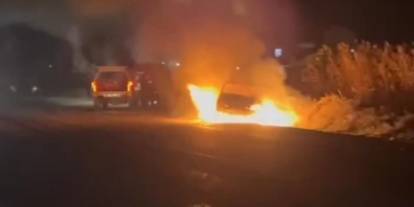 Şanlıurfa'da bir kişi otomobilini ateşe verdi