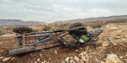 Gabar’da Fidan Diken İşçileri Taşıyan Traktör Devrildi: 5’i Ağır 13 Yaralı!