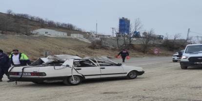 Adıyaman’da Mucize Kurtuluş: Kepçe Ağzına Çarpan Otomobilin Tavanı Parçalandı!
