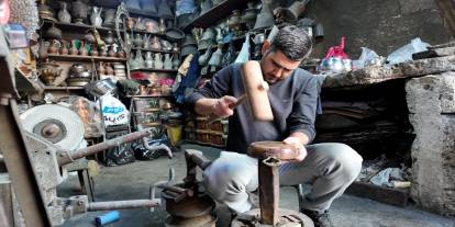 6 yaşında başladığı bakırcılığı neredeyse yarım asırdır sürdürüyor