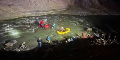 Kontrolden çıkan otomobil Zap Suyu'na uçtu: 1'i ağır yaralı