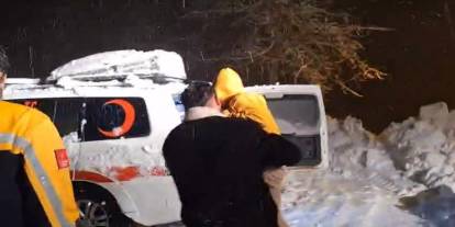 Kardan Kapalı Mezrada Can Pazarı: Karla Mücadele Ekipleri İmdada Yetişti