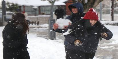 Kar Mesaisi ve Çocukların Neşesi: Parklar Kayak Merkezine Döndü!