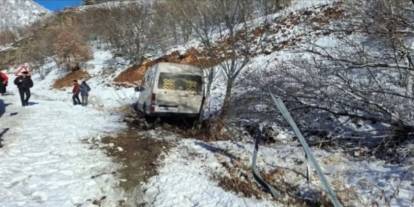 Taraftarları taşıyan minibüs şarampole kaydı