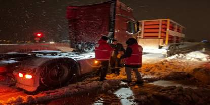 Kar sebebiyle kapanan yolda ekiplerden vatandaşlara sıcak içecek ikramı