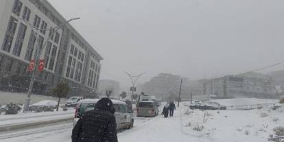 Şırnak’ta Kar ve Buzlanma Hayatı Felç Etti: Araçlar Durma Noktasına Geldi