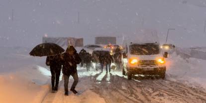 Yüksekova'da kar esareti: Tipi yolları kapattı, onlarca araç mahsur kaldı