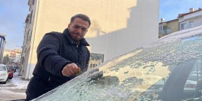 Sivas Donuyor! Araç Kapıları Açılmadı, Camlar Buzla Kaplandı