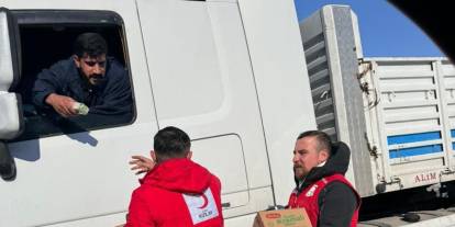 Cizre'de yolda kalan Tır Şoförlerine Kızılay'dan sıcak destek