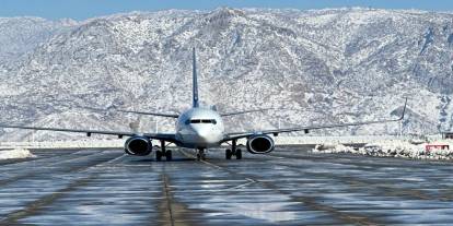 AJet olumsuz hava koşulları nedeniyle 42 seferini iptal etti