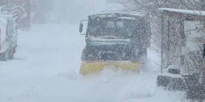 Beytüşşebap'ta kardan kapanan yolları Mehmetçik açtı