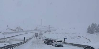 Güneydoğu’da kar esareti: Mardin ve Diyarbakır beyaza büründü, yollar kapandı