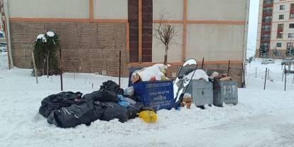 Şırnak’ta Kar Manzarasına "Çöp" Gölgesi: Konteynırlar Taştı, Sokaklar Kirlendi