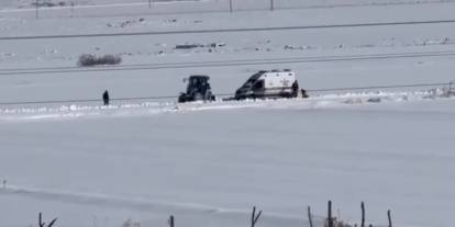 Diyarbakır'da kara saplanan ambulans, köylüler tarafından çıkartıldı