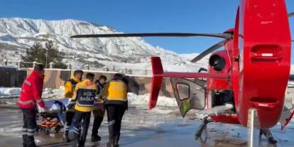 Kar yolları kapattı, 20 yaşındaki genci ambulans helikopter kurtardı