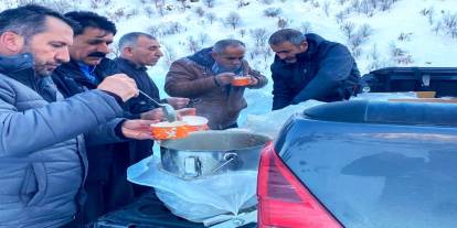 Şırnak'ta Dondurucu Soğukta Gönülleri Isıtan İkram: Sürücülere Sıcak Çorba!