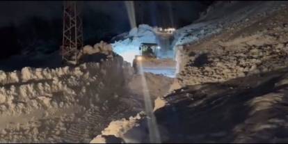 Çığ Nedeniyle Kapanan Beşağaç Köy Yolunda Çalışmalar Devam Ediyor